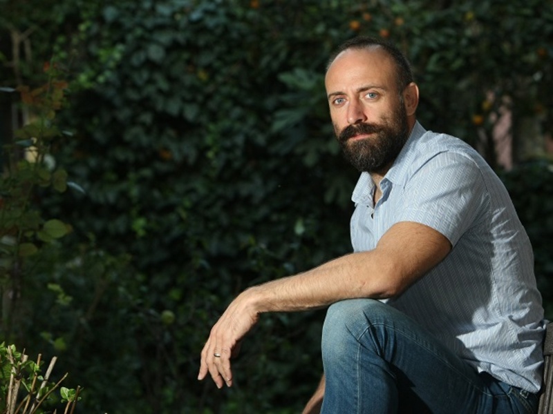 فيديو خالد أرغنش الشهير بالسلطان سليمان يغني بالعربية ما رأيكم؟